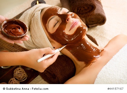 Chocolate Mask Facial Spa Applying